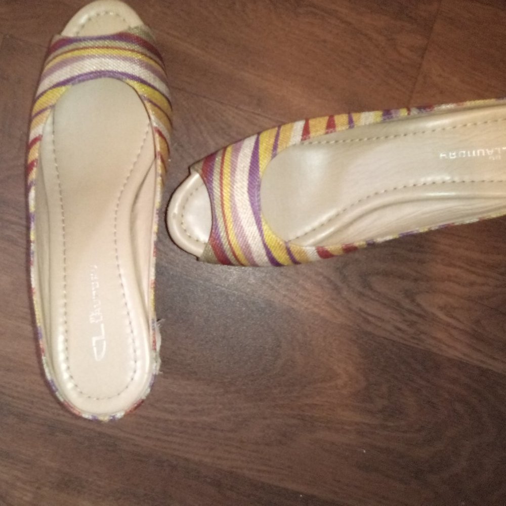 Very Unique Shoe - Picture 3 of 6